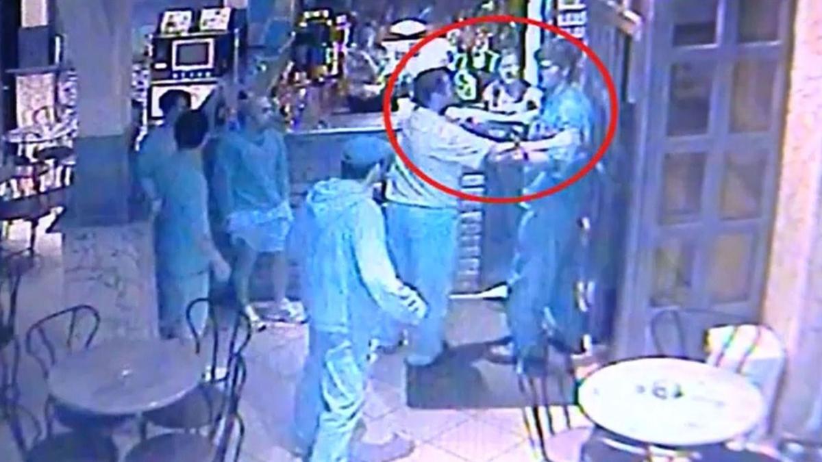 Sörösüveggel vágta meg egy férfi nyakát és arcát egy kocsmában – Kis híján embert ölt Magyar Péter bizalmi embere – videóval