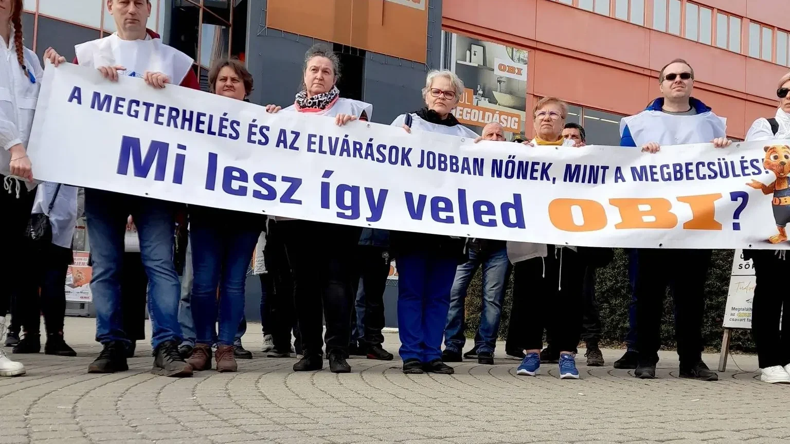 Tüntetés az OBI-nál: a dolgozók az utcára vonultak