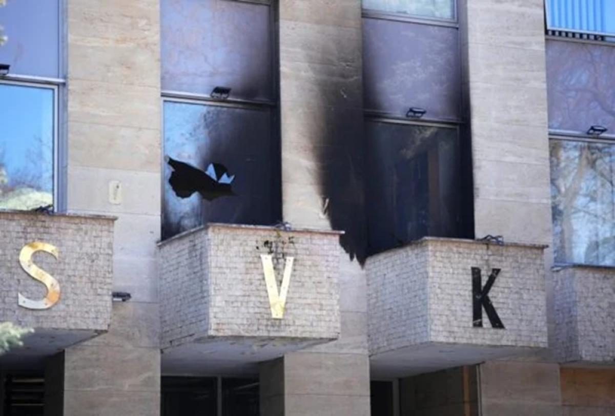 Gyújtópalackokat dobtak az orosz kulturális központra Prágában