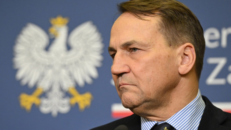 Egy brüsszeli lap borította a bilit a Washington Post beteges cikke kapcsán: egyenesen a lengyel kormányból rendelhették meg az Orbán elleni álhírt