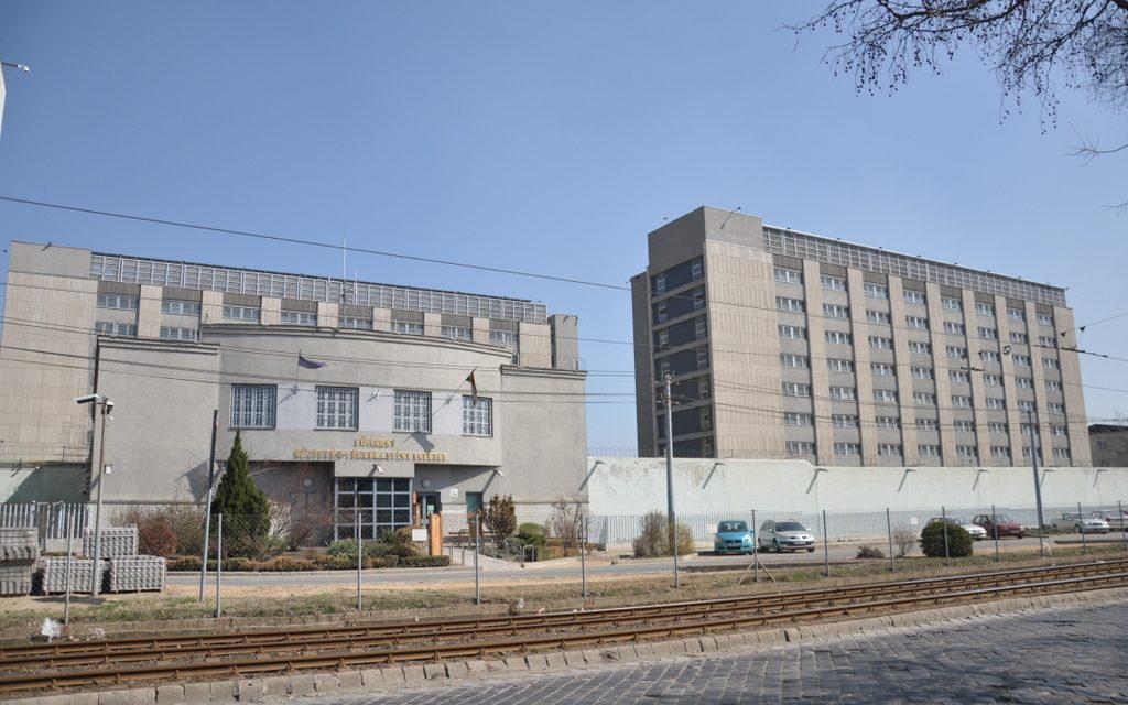 Éheztették, az ágyhoz kötözték zárkatársukat a budapesti börtönben, a fogvatartott belehalt a kínokba