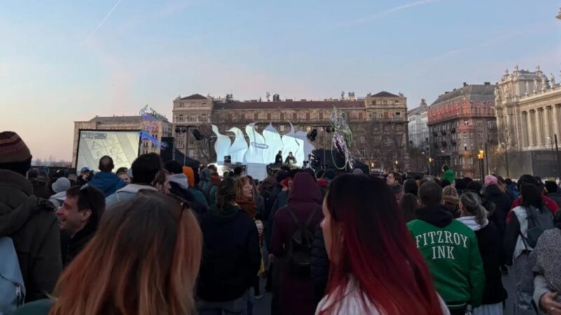 Drogosok tiltakoztak a Kossuth téren – fotókkal