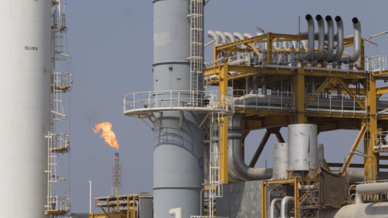 Lángokban a világ legnagyobb gázmezője, az egekbe szökött az olaj ára