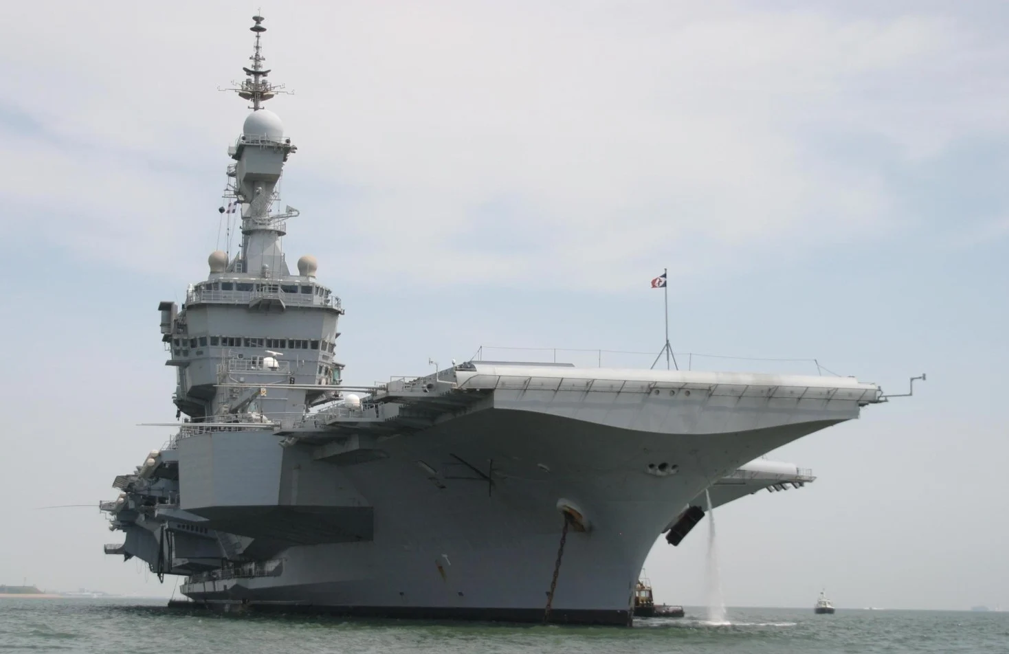 Bemérték egy tengerész fitnesz karkötőjét, így azonosítva a francia fregatt helyzetét