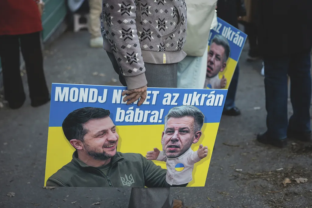 Szijjártó Péter az ukrán nagykövetség előtt: Zelenszkij hívja vissza a verőembereit, ő meg vegyen vissza az arcából!