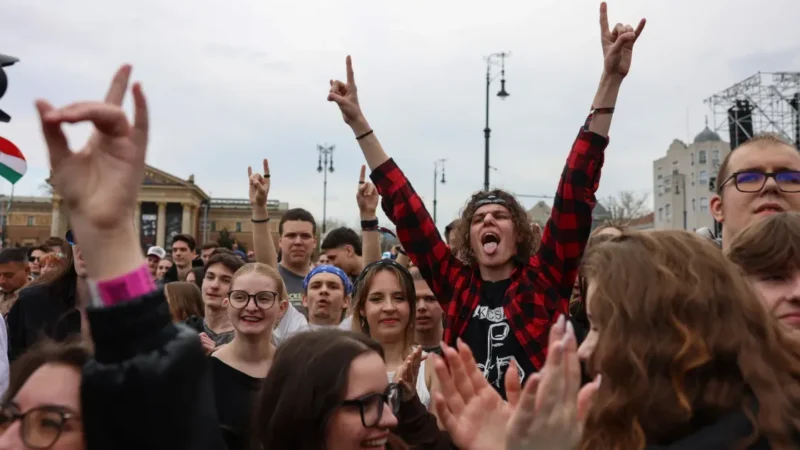 Több mint ötven fellépővel indult a Rendszerbontó Nagykoncert a Hősök terén