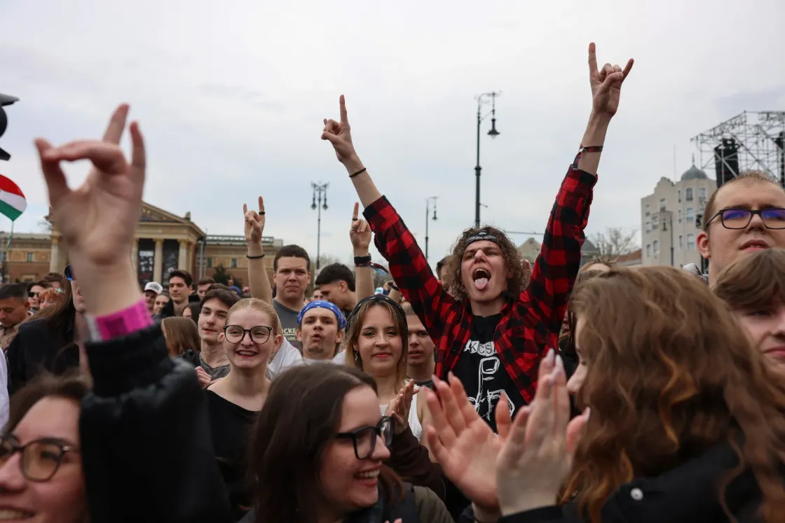 Több mint ötven fellépővel indult a Rendszerbontó Nagykoncert a Hősök terén
