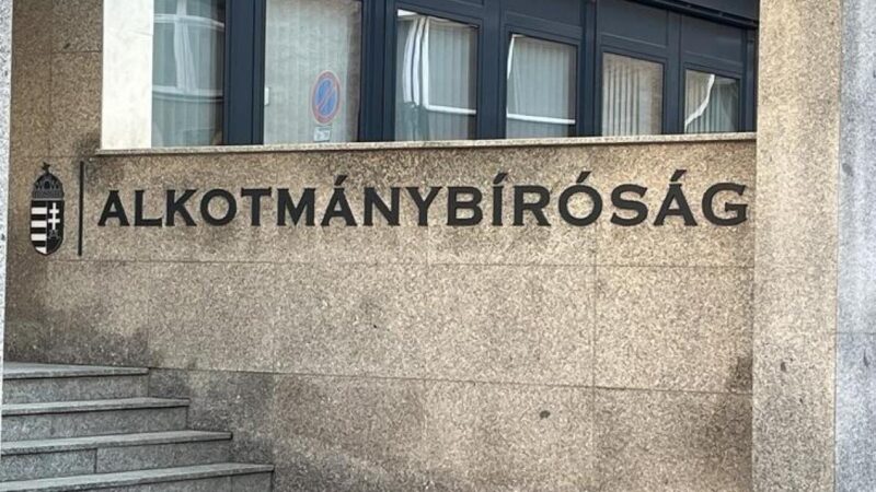 Nem enged a politikai fenyegetésnek az Alkotmánybíróság elnöke