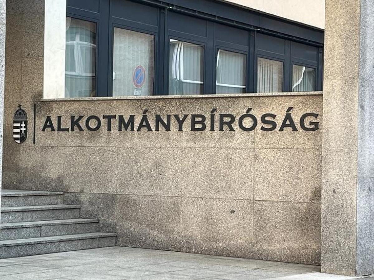 Nem enged a politikai fenyegetésnek az Alkotmánybíróság elnöke