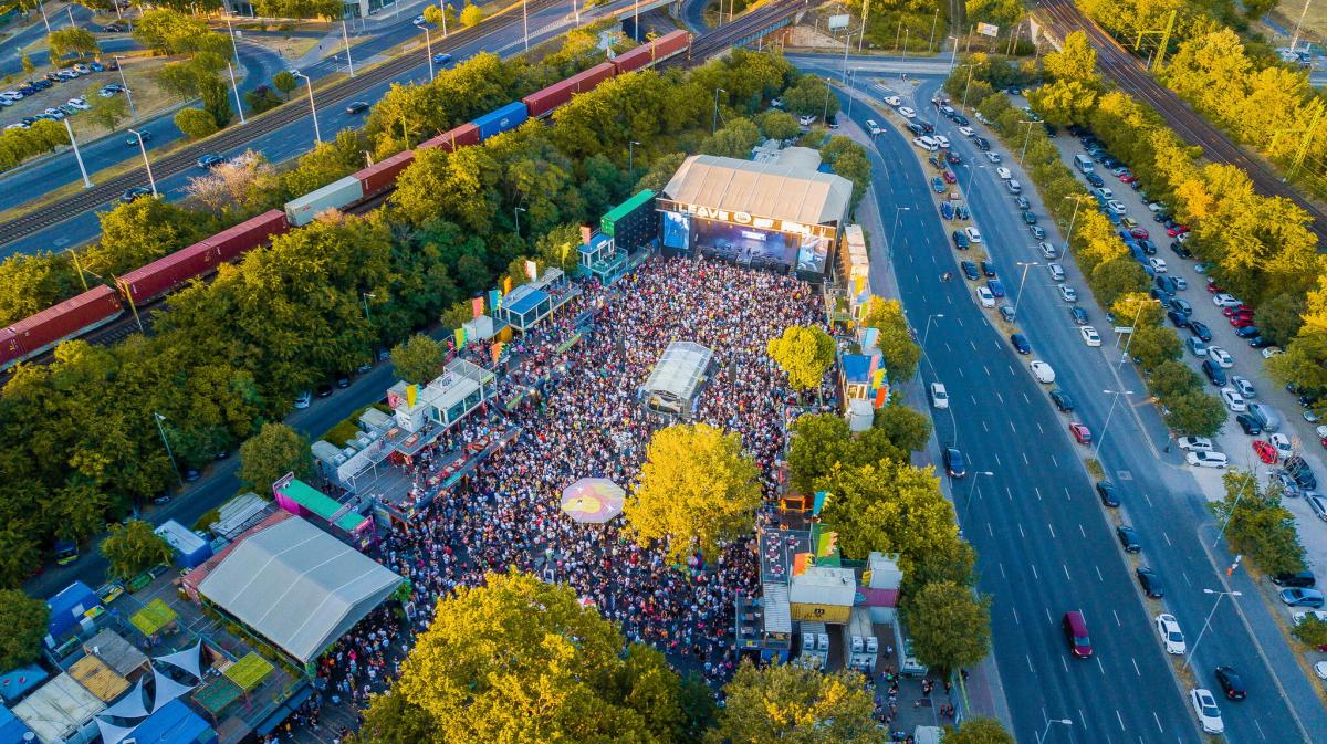 Hatalmas Pride-zászlót tűztek ki a Budapest Parkban