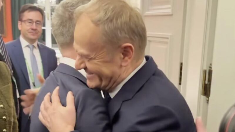 Tusk örül: Magyarország megbízhatóbb partner lehet uniós „védelmi kérdésekben” Magyar vezetésével