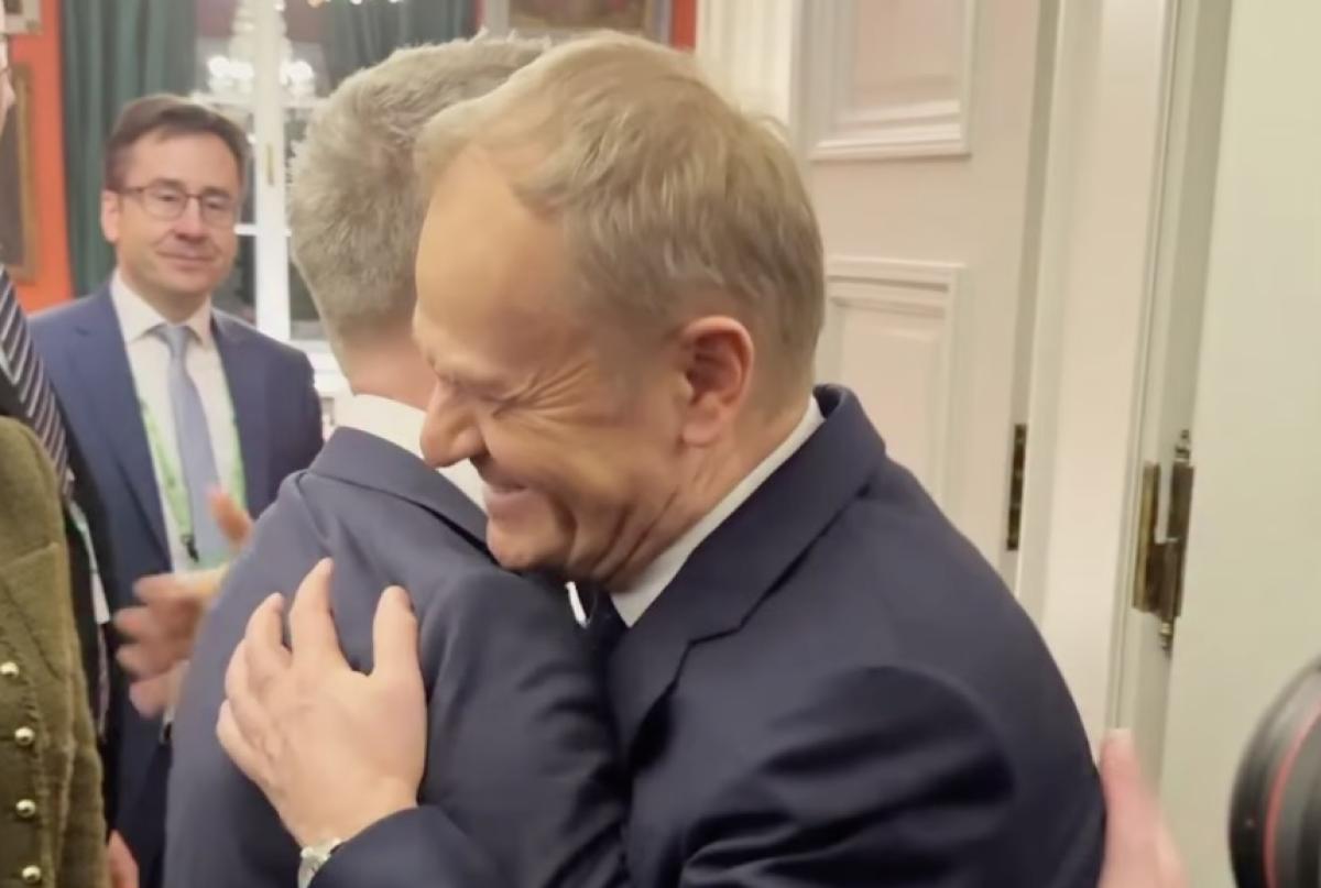 Tusk örül: Magyarország megbízhatóbb partner lehet uniós „védelmi kérdésekben” Magyar vezetésével