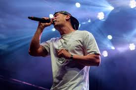 Szeméremsértés vétsége miatt tettek feljelentést a Hősök énekese ellen a botrányos koncertfellépése után