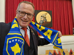 Ukrán-párti politikusnak nevezte és drukkol Magyar Péternek a NATO bővítési biztosa