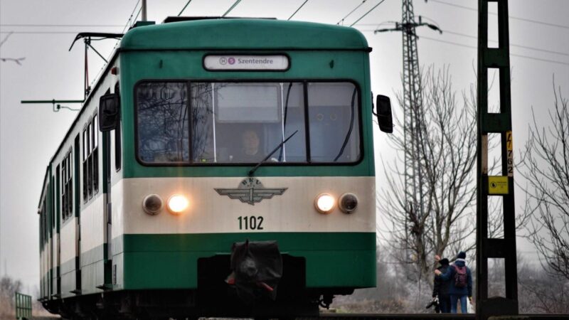 A kórházban meghalt a 14 éves fiú, akit telefonozás közben ütött el a HÉV hétfőn