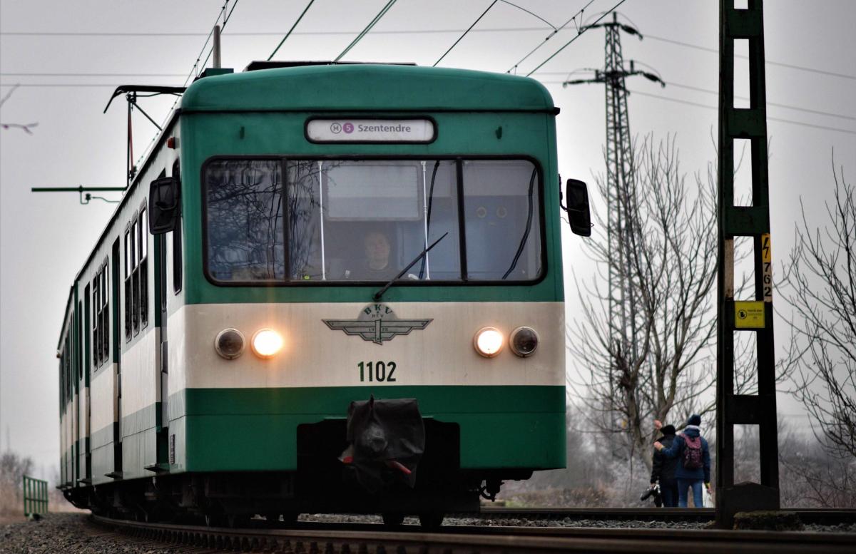 A kórházban meghalt a 14 éves fiú, akit telefonozás közben ütött el a HÉV hétfőn