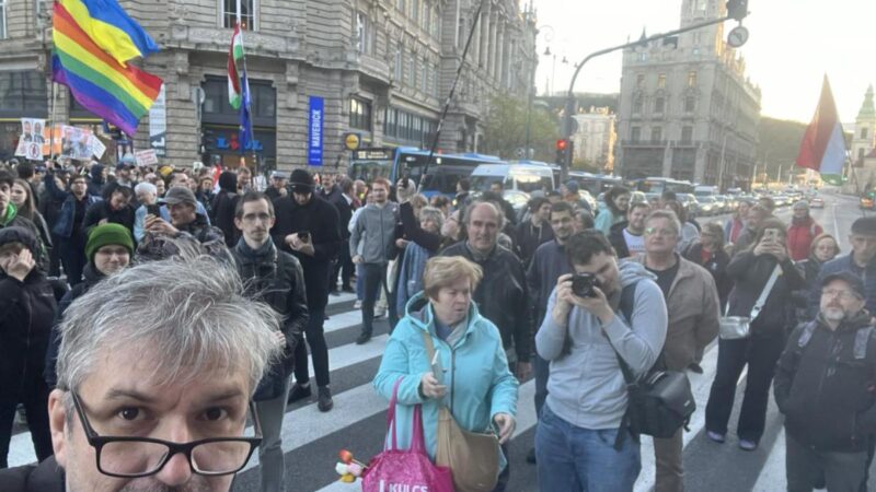 Hadházyék ukrán és LMBTQ zászlóval tüntettek a Ferenciek terénél