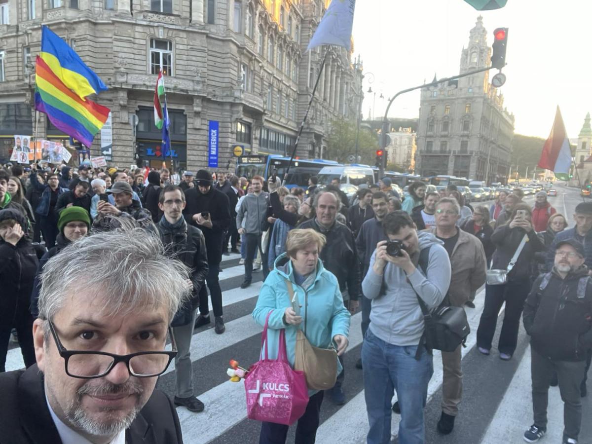 Hadházyék ukrán és LMBTQ zászlóval tüntettek a Ferenciek terénél