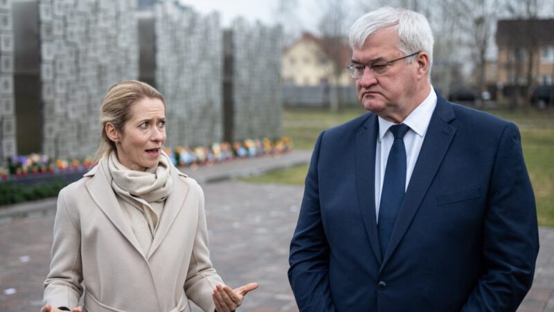 „Le kell küzdeni a Magyarország nevű akadályt” – üzente az ukrán külügyminiszter Kaja Kallas mellől