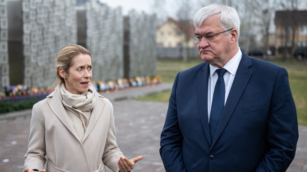 „Le kell küzdeni a Magyarország nevű akadályt” – üzente az ukrán külügyminiszter Kaja Kallas mellől