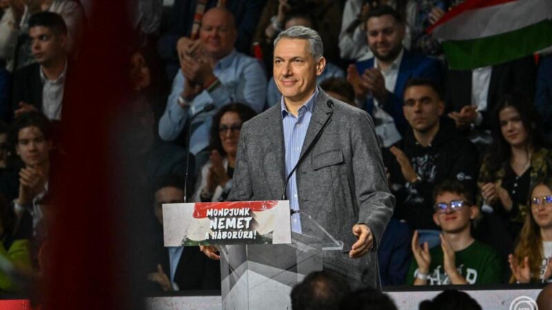 Lázár János bejelentette: beül a parlamentbe, de csak egy évre