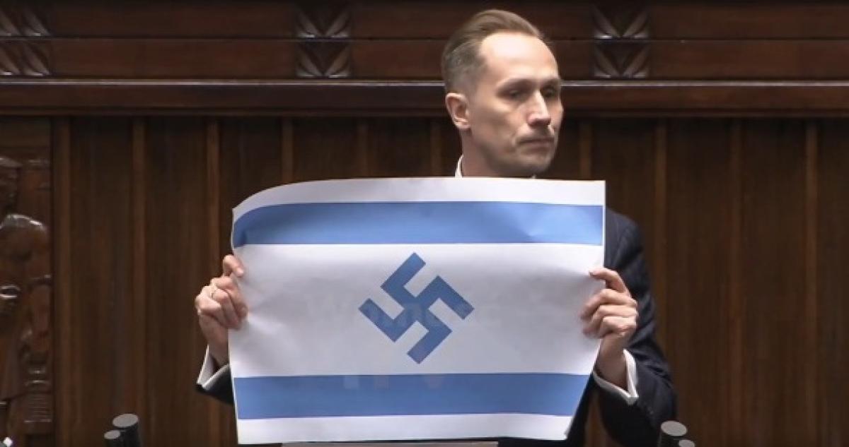 Horogkeresztes izraeli zászlót mutatott fel egy konföderációs képviselő a lengyel parlamentben