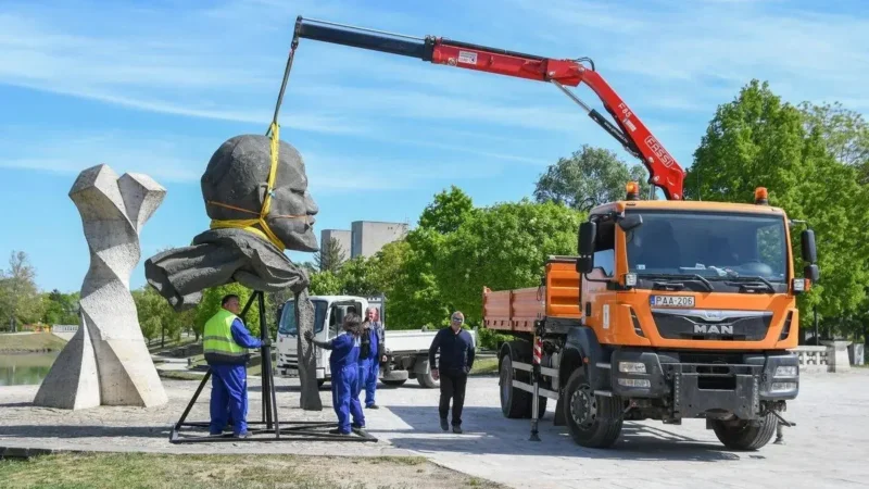 Visszahelyezték Lenin szobrát Tiszaújváros egyik közterületére