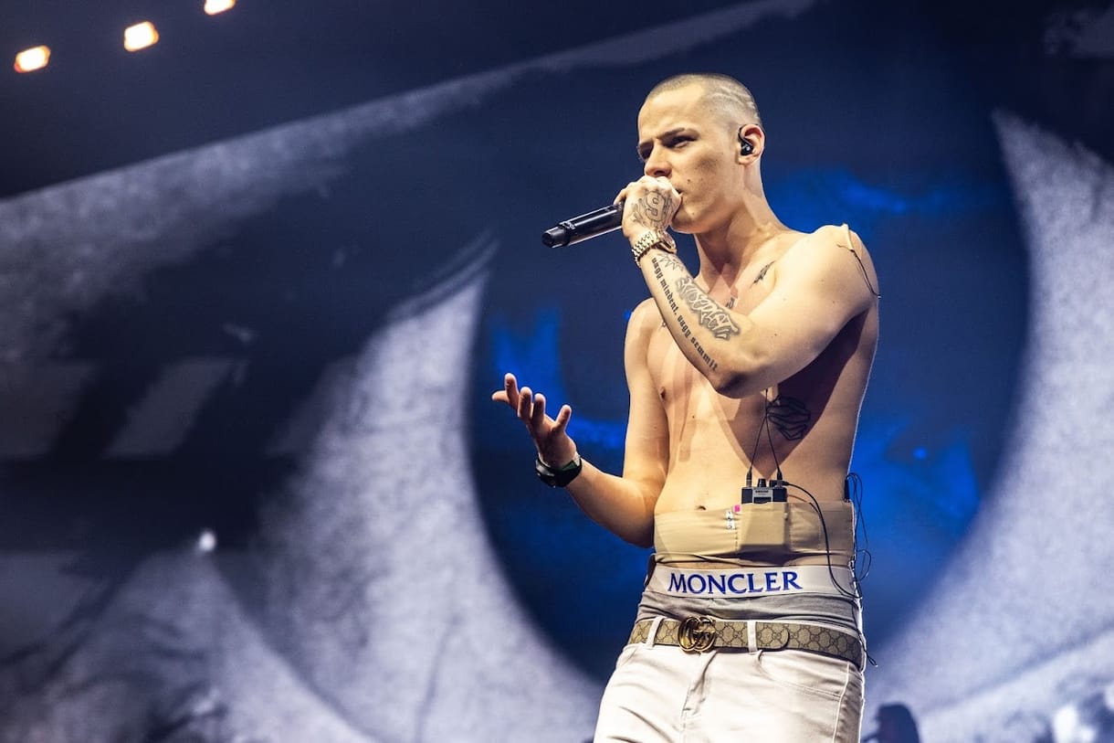 Így hergelt a kiugrott NNI-s nyomozó ünneplése előtt a rendőrség ellen a tiszás média