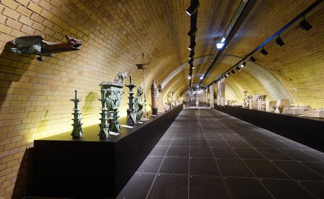 Alagúton kerülnék ki a sajtót Magyar Péter képviselői