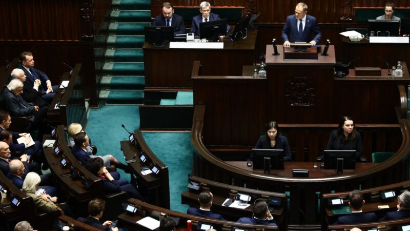 Lengyelországban felszámolják a központi korrupcióellenes hivatalt