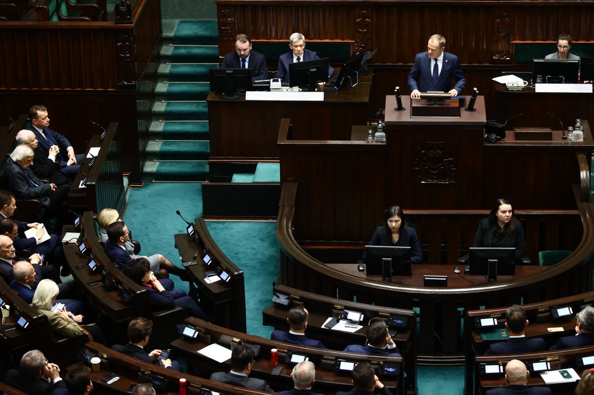 Lengyelországban felszámolják a központi korrupcióellenes hivatalt