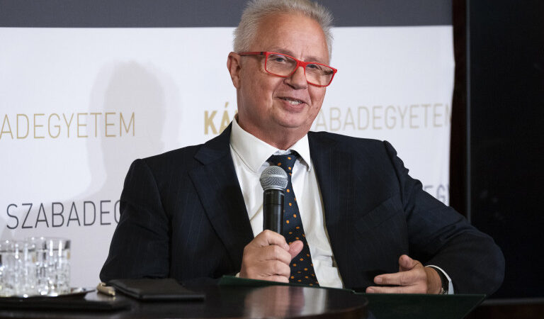 Sulyok Tamás kinevezte a jövőre induló újabb ötéves ciklusra Trócsányi Lászlót a Károli rektorává