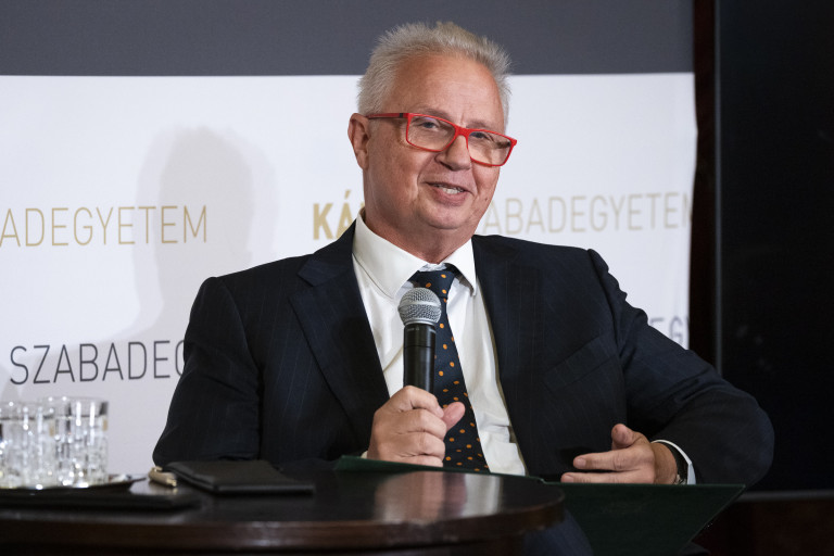 Sulyok Tamás kinevezte a jövőre induló újabb ötéves ciklusra Trócsányi Lászlót a Károli rektorává