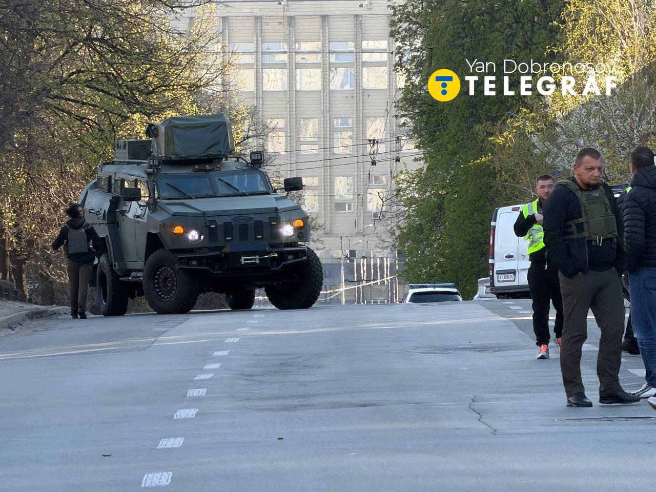 Brutális vérengzés egy kijevi bevásárlóközpontban – videókkal