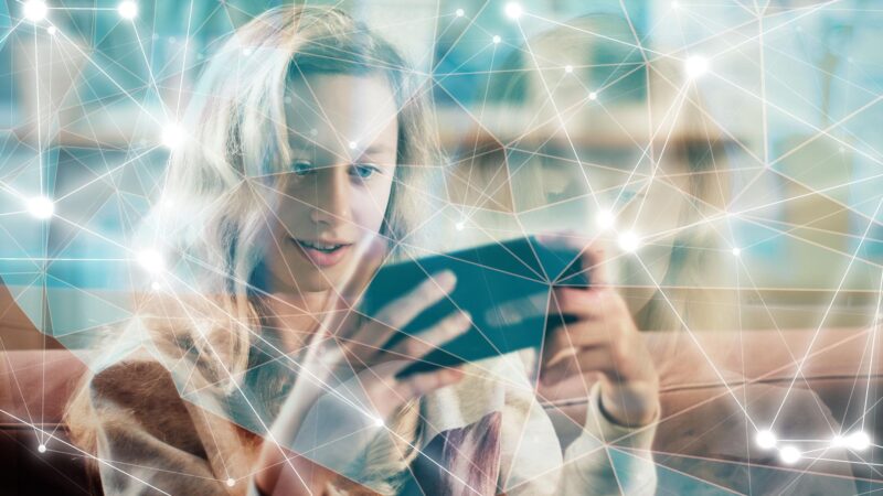 A digitális életkor-ellenőrzés terjedése: szabályozás és kockázatok