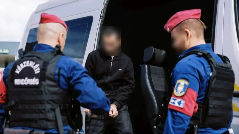 Rendőrökre támadt az afgán embercsempész, vádat emeltek ellene