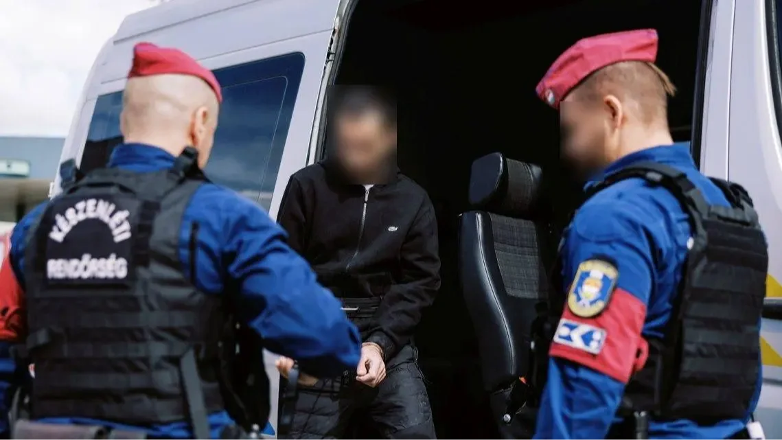 Rendőrökre támadt az afgán embercsempész, vádat emeltek ellene