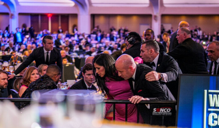 Lövések dördültek a Fehér Házi Tudósítók Vacsorájának helyszínén, Trumpot és feleségét ki kellett menekíteni