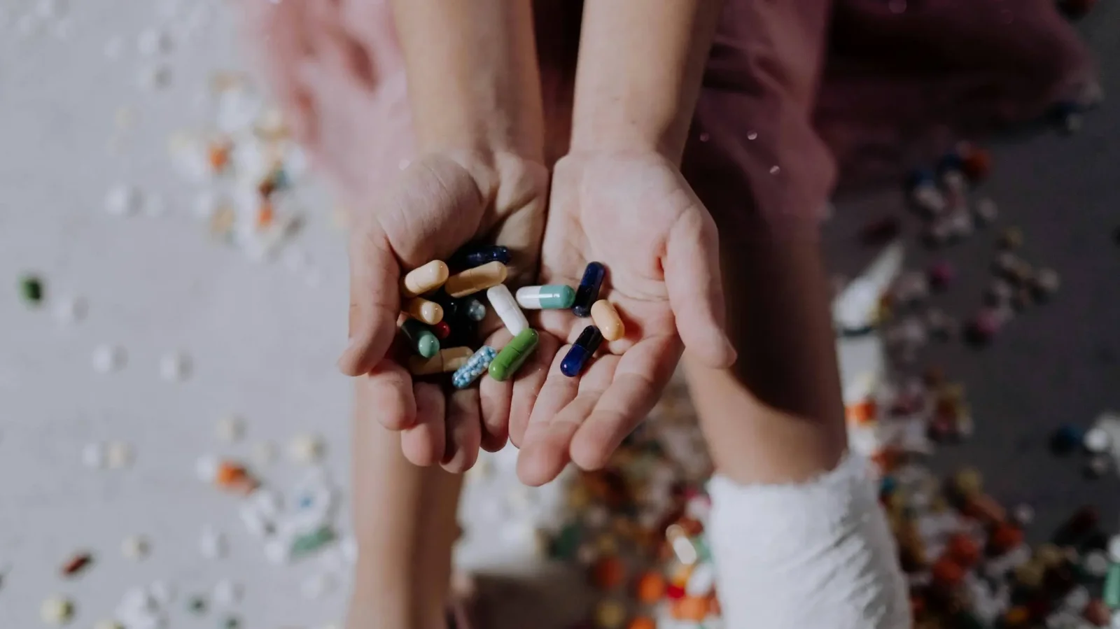 Letartóztatták a gyermekeit drogüzletbe bevonó házaspárt