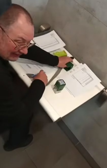 NAV: egy benzinkút WC-jében hamisított dokumentumokat az ukrán aranykonvoj egyik vezetője