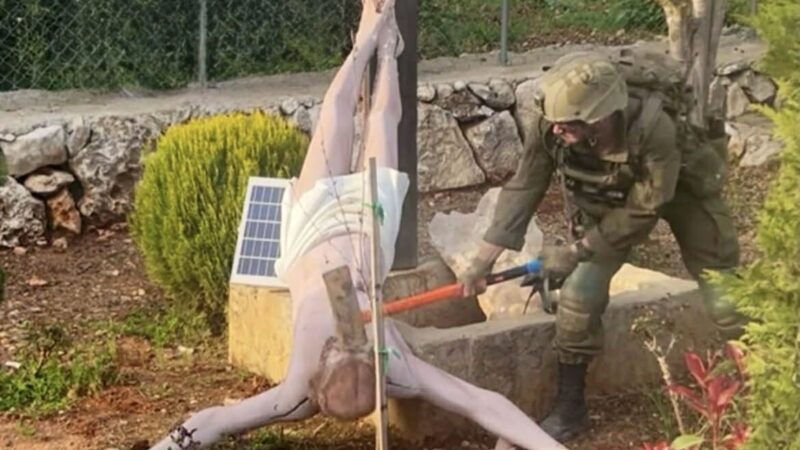 Megbüntették az izraeli katonát, aki kalapáccsal esett neki egy Krisztus-szobornak