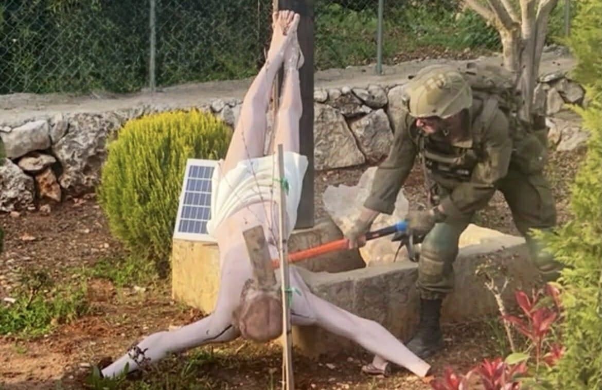 Megbüntették az izraeli katonát, aki kalapáccsal esett neki egy Krisztus-szobornak