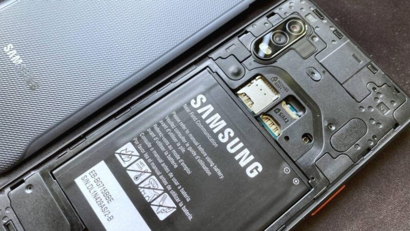 Európában 2027-től kötelező lesz a cserélhető akkumulátor az okostelefonokban