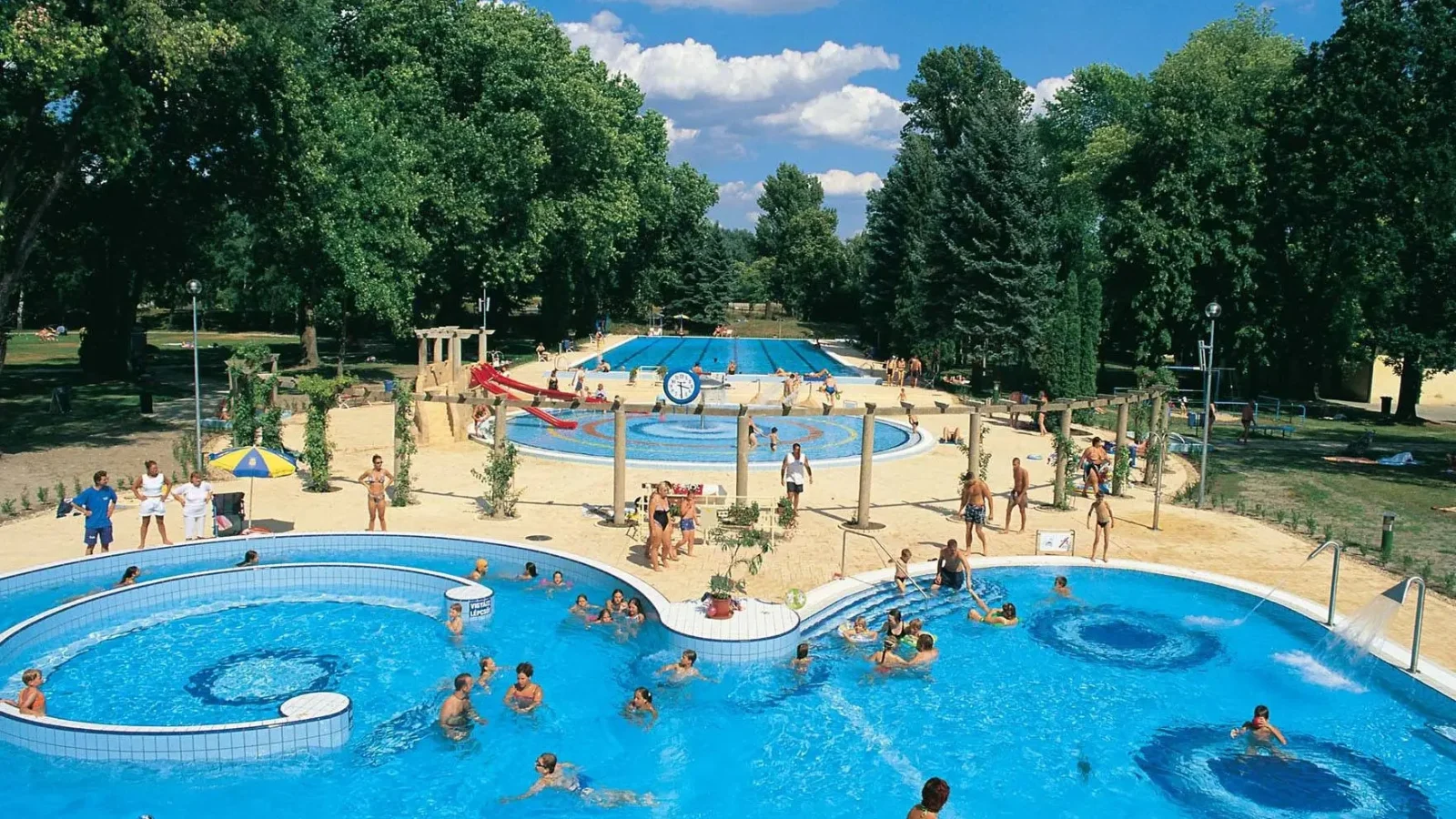 Az energiaárak miatt későbbre tolódik a strandok nyitása