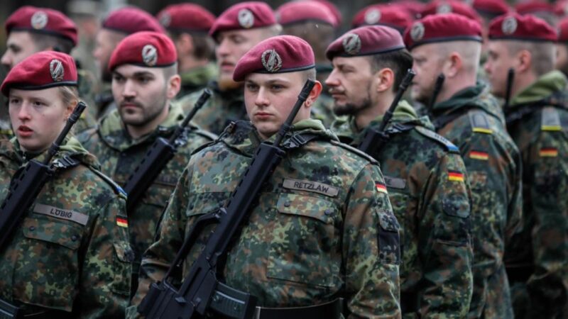 Németországban a 17 és 45 év közötti férfiaknak engedélyt kell kérniük hosszabb külföldi tartózkodáshoz