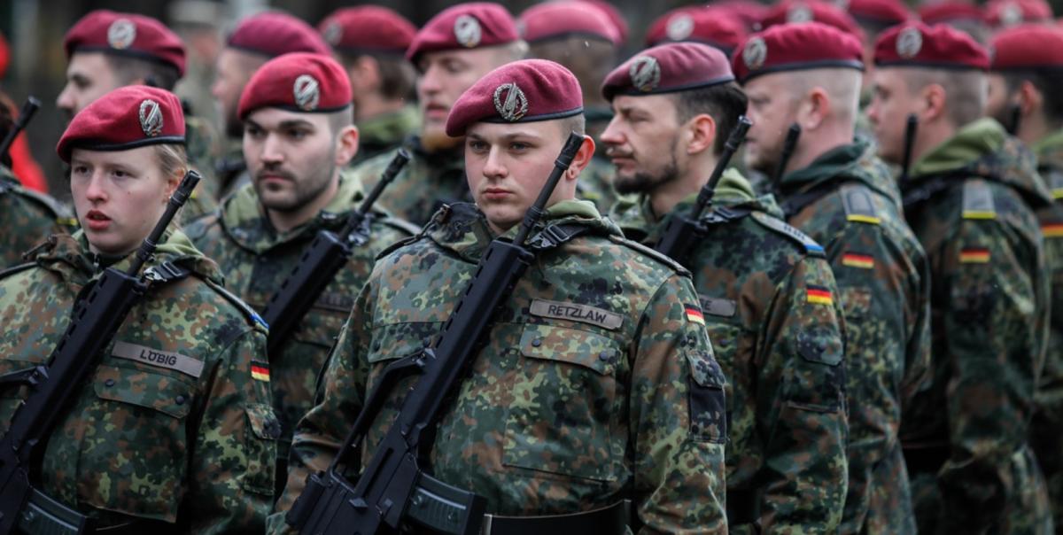 Németországban a 17 és 45 év közötti férfiaknak engedélyt kell kérniük hosszabb külföldi tartózkodáshoz