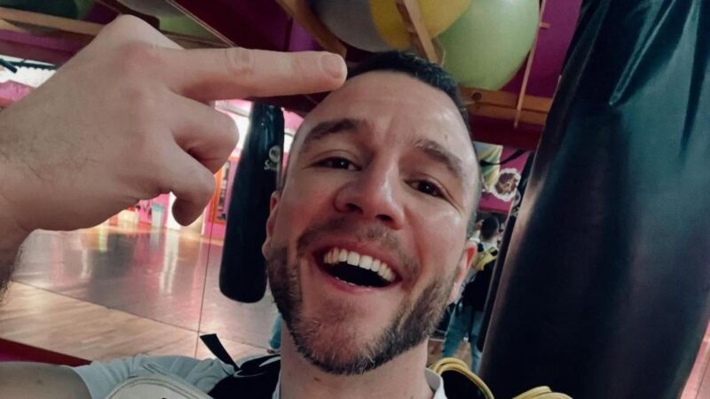 Milliókkal tömte ki az Emberi Erőforrások Mininisztériuma Noárt – mégis ő a leghangosabb