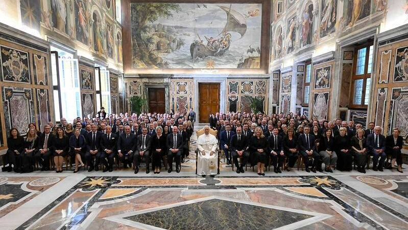 Kollár Kinga ájtatoskodik: Innentől a munkánkat a pápa áldásával végezzük