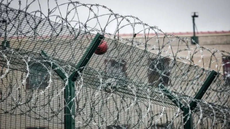 Börtönépítés helyett elítélt bűnözőket helyeznének szabadlábra Franciaországban