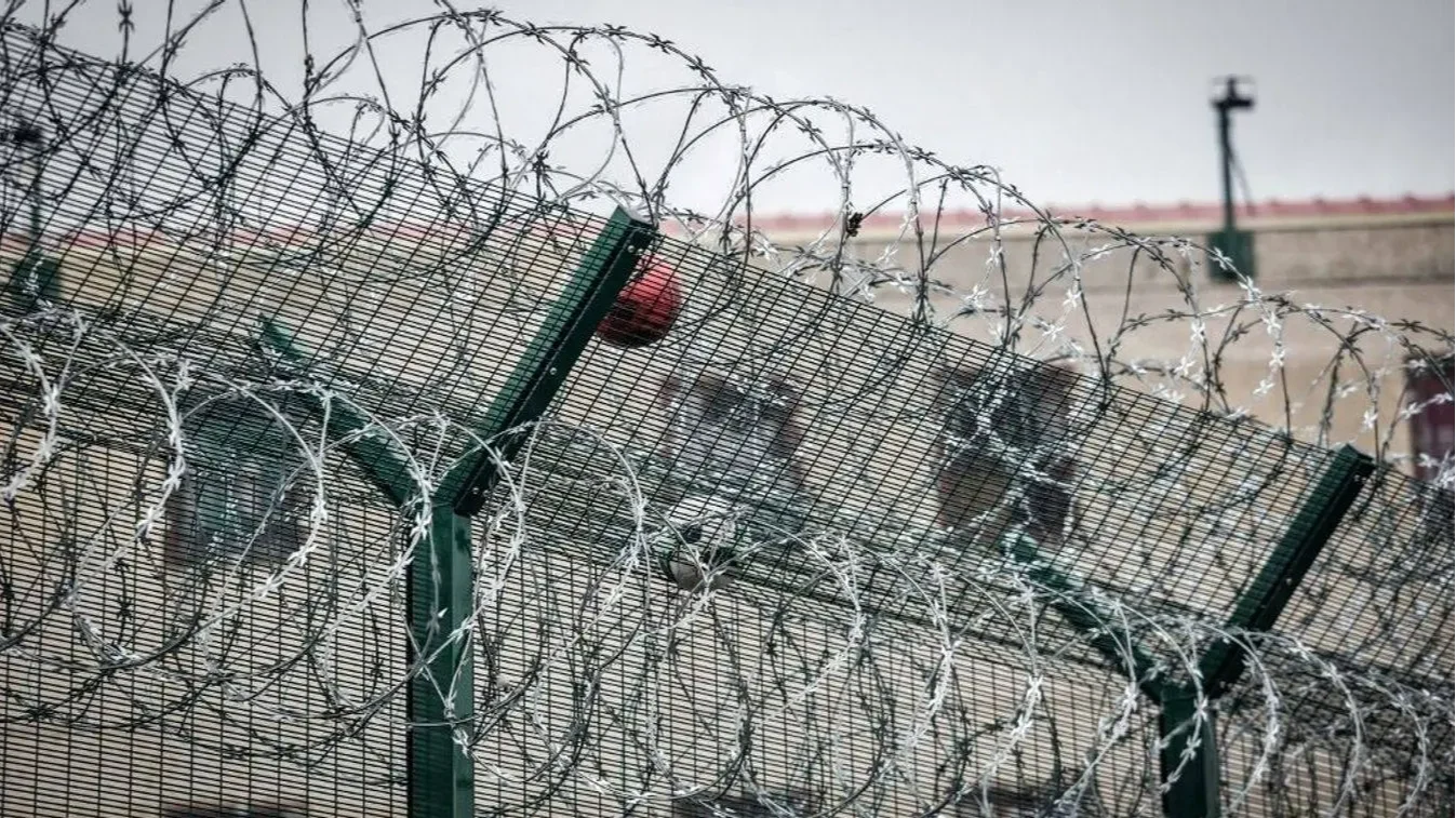 Börtönépítés helyett elítélt bűnözőket helyeznének szabadlábra Franciaországban